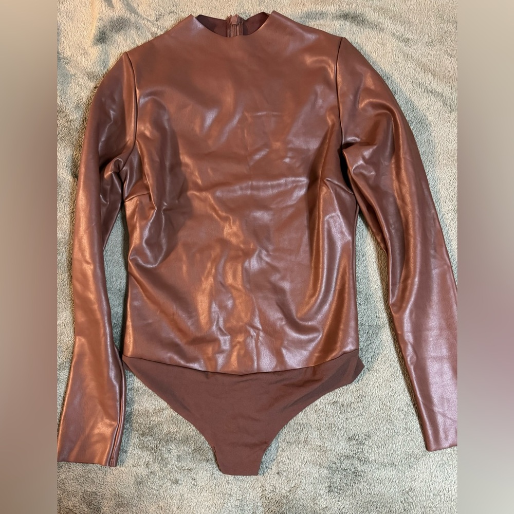 Skims faux leather long sleeve bodysuit large cocoa